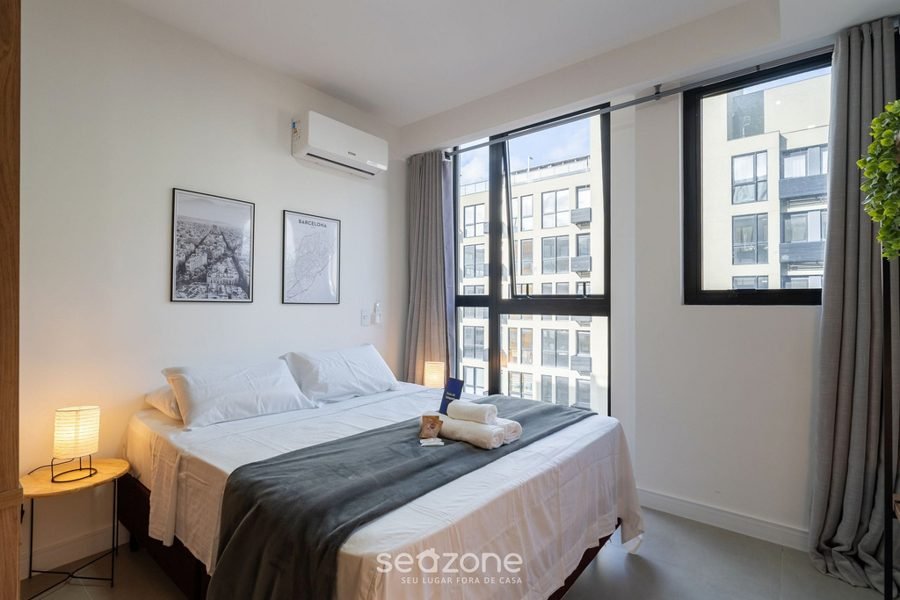 Estúdio Barcelona VT 617 — hospedagem na Trindade, Florianópolis, quarto com vista aberta, muita luz e cozinha completa